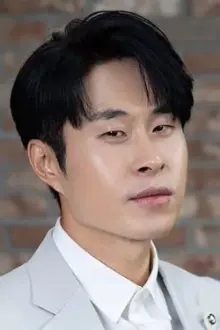 Min Do-yoon como: Kyeong-soo (경수)