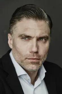 Anson Mount como: Blackagar Boltagon / Black Bolt