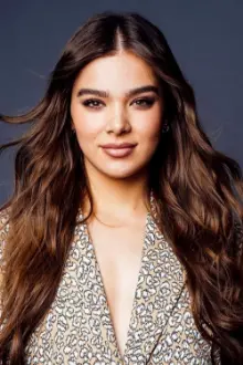 Hailee Steinfeld como: Emily Junk