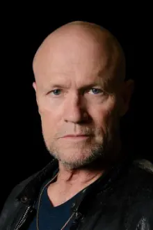 Michael Rooker como: Chief Carver