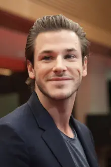 Gaspard Ulliel como: Joseph