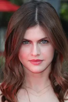 Alexandra Daddario como: Iris