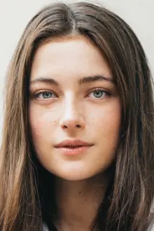 Millie Brady como: Brooke Brooks