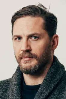 Tom Hardy como: Leo Demidov