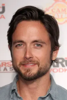 Justin Chatwin como: Goku