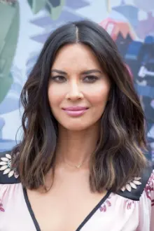 Olivia Munn como: Evie