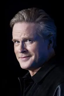 Cary Elwes como: Dr. Richard Sommers