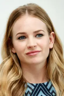 Britt Robertson como: Beth