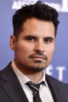 Michael Peña como: Detective McConville