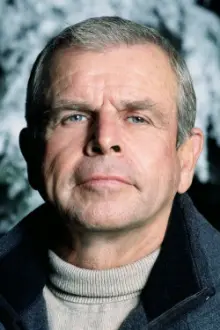 William Devane como: LT. Ashley