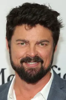 Karl Urban como: Jacob Holland (voice)