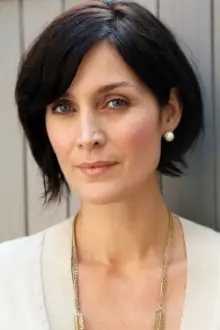 Carrie-Anne Moss como: Rhona Nack