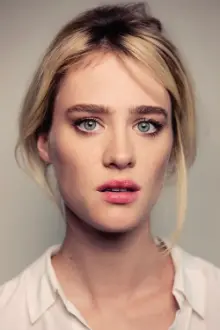 Mackenzie Davis como: Dr. Charlotte Laurence