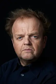 Toby Jones como: Self - Narrator (voice)