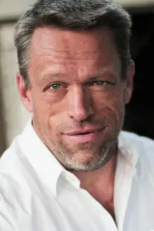 Brian Thompson como: Kirill