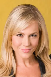 Julie Benz como: Elise Laird