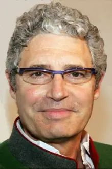 Michael Nouri como: Kip Zakaris