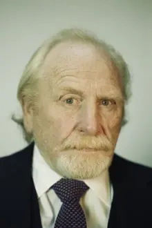 James Cosmo como: Johnny