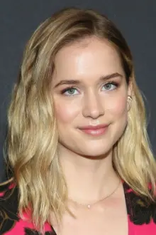 Elizabeth Lail como: Quinn Harris