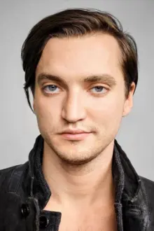 Richard Harmon como: Rick