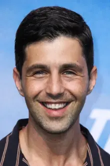 Josh Peck como: John