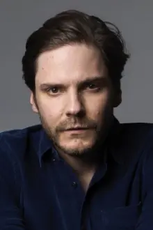 Daniel Brühl como: Konrad Koch