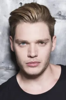 Dominic Sherwood como: Zach Bradford