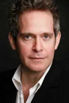 Tom Hollander como: Mr Voorman