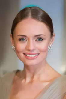 Laura Haddock como: Nikki