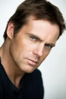 Michael Shanks como: Adam Wade