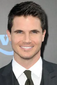 Robbie Amell como: Connor