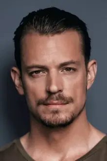 Joel Kinnaman como: Erik