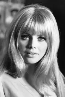 Britt Ekland como: Linda