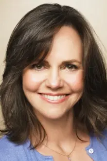 Sally Field como: Aunt Betsey Trotwood