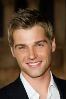 Mike Vogel como: Chris Deleo