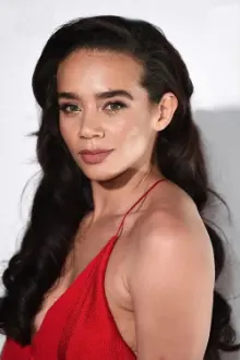 Hannah John-Kamen como: Maya