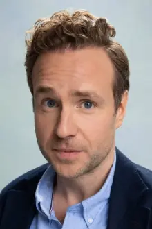 Rafe Spall como: 