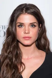 Marie Avgeropoulos como: Elvira Snodgrass