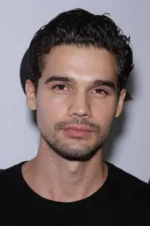 Steven Strait como: Stevie Evans