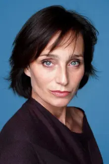 Kristin Scott Thomas como: Self / Narrator (voice)