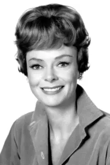 June Lockhart como: Mrs. Lockwood