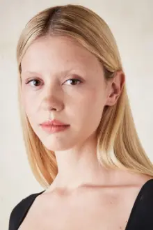 Mia Goth como: 