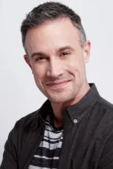 Freddie Prinze Jr. como: Freddie Moreno