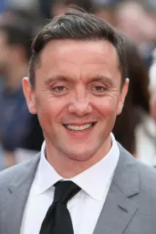 Peter Serafinowicz como: Puppet (voice)