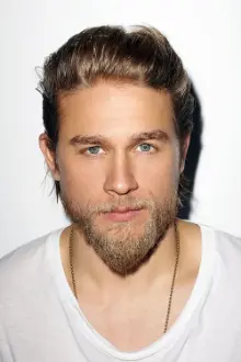 Charlie Hunnam como: Arthur