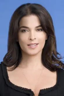 Annabella Sciorra como: Nora Skoff