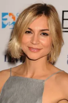 Samaire Armstrong como: June