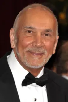 Frank Langella como: Harry Crystal