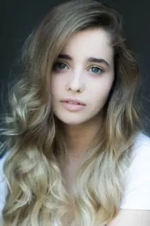 Holly Earl como: Esme