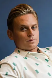 Billy Magnussen como: Neil Thomas